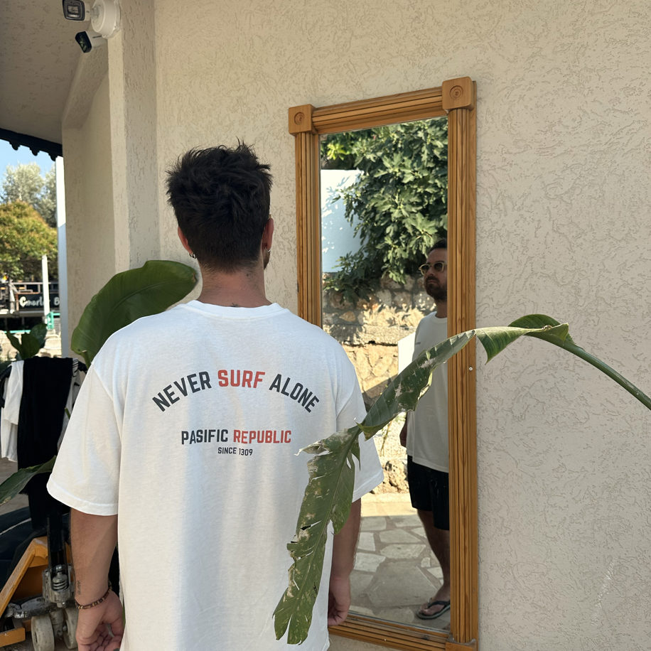 NEVER SURF ALONE TİŞÖRT